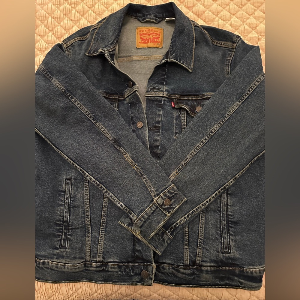 Men’s Levi Strauss “Trucker” Jacket in Indigo Blue. Men’s Size XL.